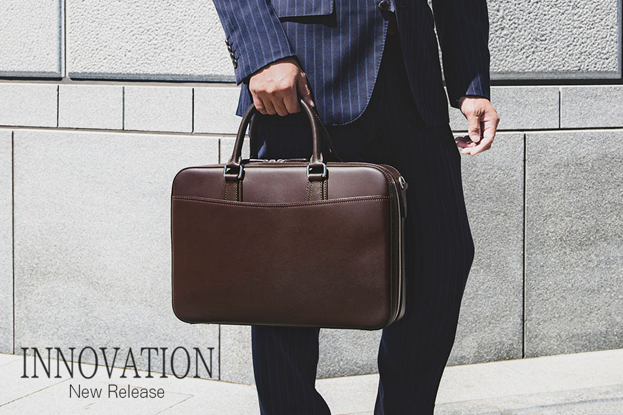 シンプルなデザインでよりスリムになった本革ビジネスバッグ