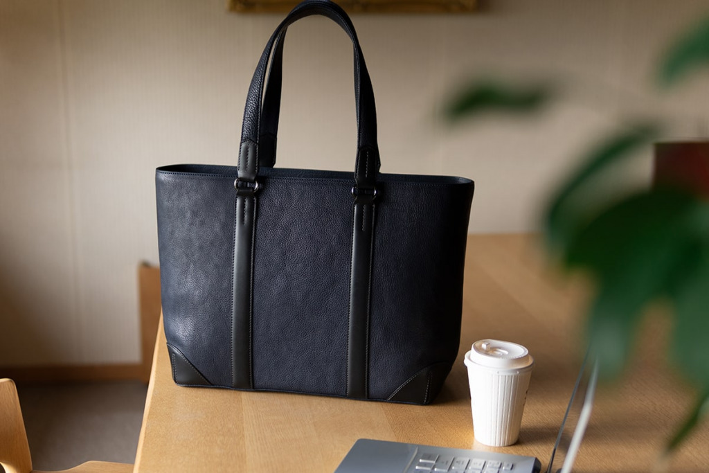 定番「ネイビー」は上質な素材使いで差をつける｜トロット限定レザー