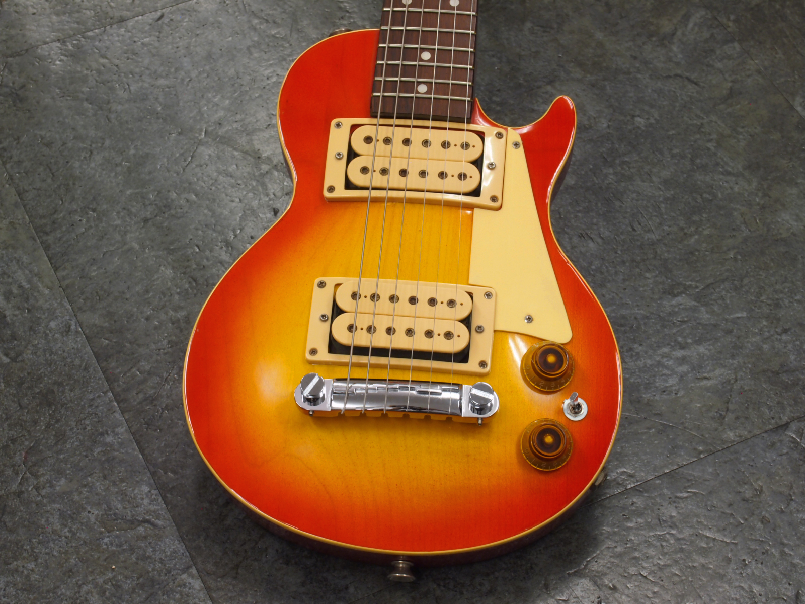NO BRAND Mini Les Paul 税込販売価格 ￥26,800- 中古 正体不明のミニ
