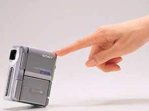 News and Information 容積198cc・質量230g、トランプサイズの小型軽量