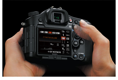 α99 特長 : 操作性を追求した高信頼ボディ | デジタル一眼カメラα