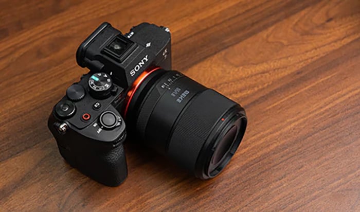 The new Meike 55mm f/1.8 Full Frame E-mount autofocus STM lens is