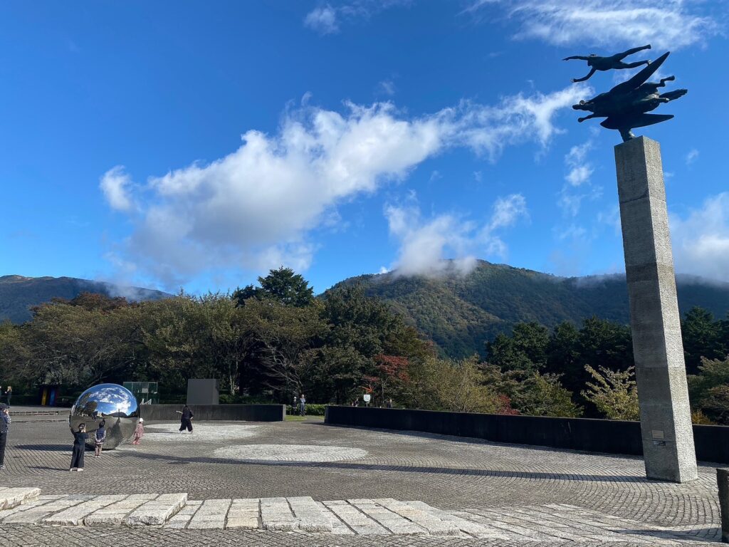 箱根 彫刻の森美術館】アートなおでかけ。ステンドグラスの塔「幸せを