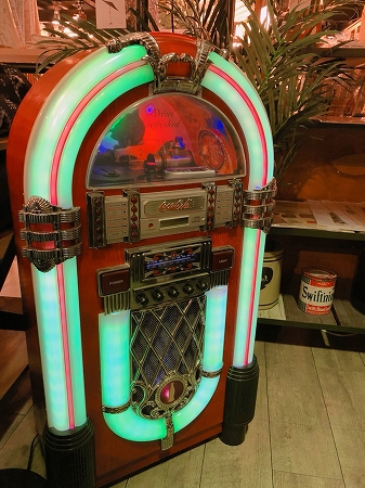コカ・コーラブランドのレトロなアメリカンスタイル JUKE BOX
