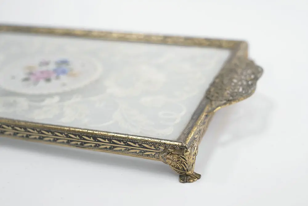 ヴィンテージ プチポワン ドレッシングトレイ ガラスの中に収められた