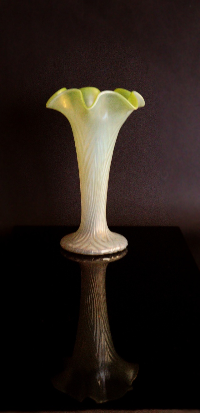 オパルセントガラスのフラワーベース アンティーク Antique Sam's