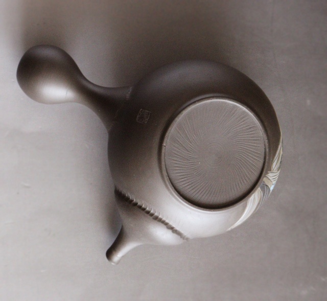 常滑焼 伊藤昭陽作茶窯変あやめ彫急須 煎茶道具 紫砂急須 あやめ紋様