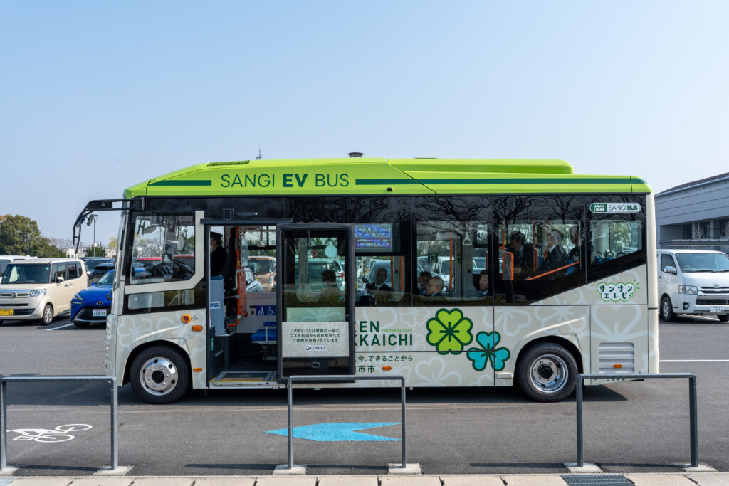 サンサンエレビー「GREEN YOKKAICHI号」2025年4月1日運行開始 - 三岐バス