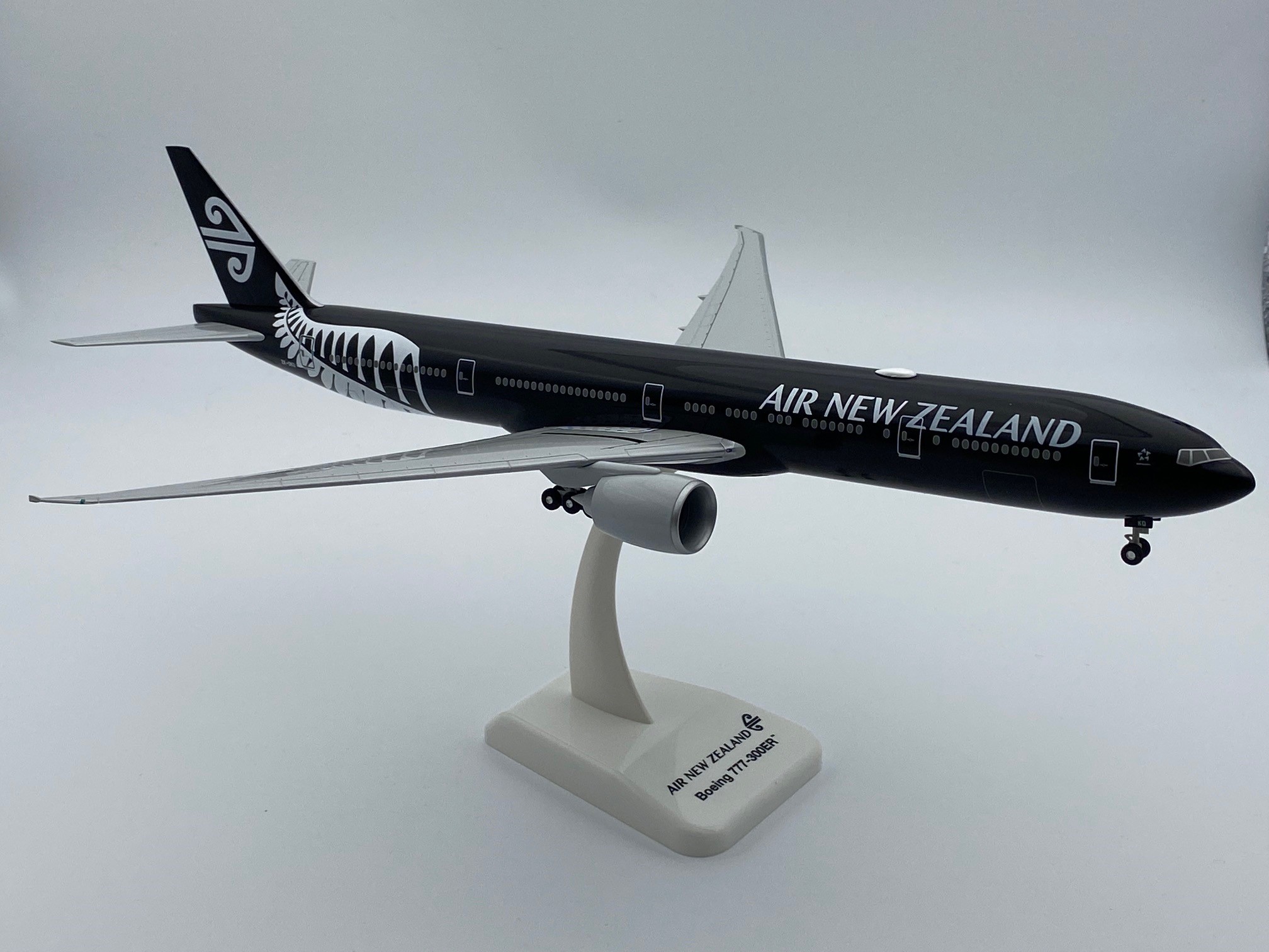 ScaleModelStore.com :: Hogan 1:200 - 11915GR - Air New Zealand