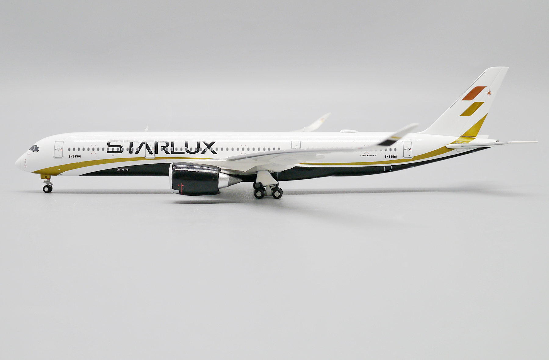 ScaleModelStore.com :: JC Wings 1:400 - EW4359007 - Starlux Airbus