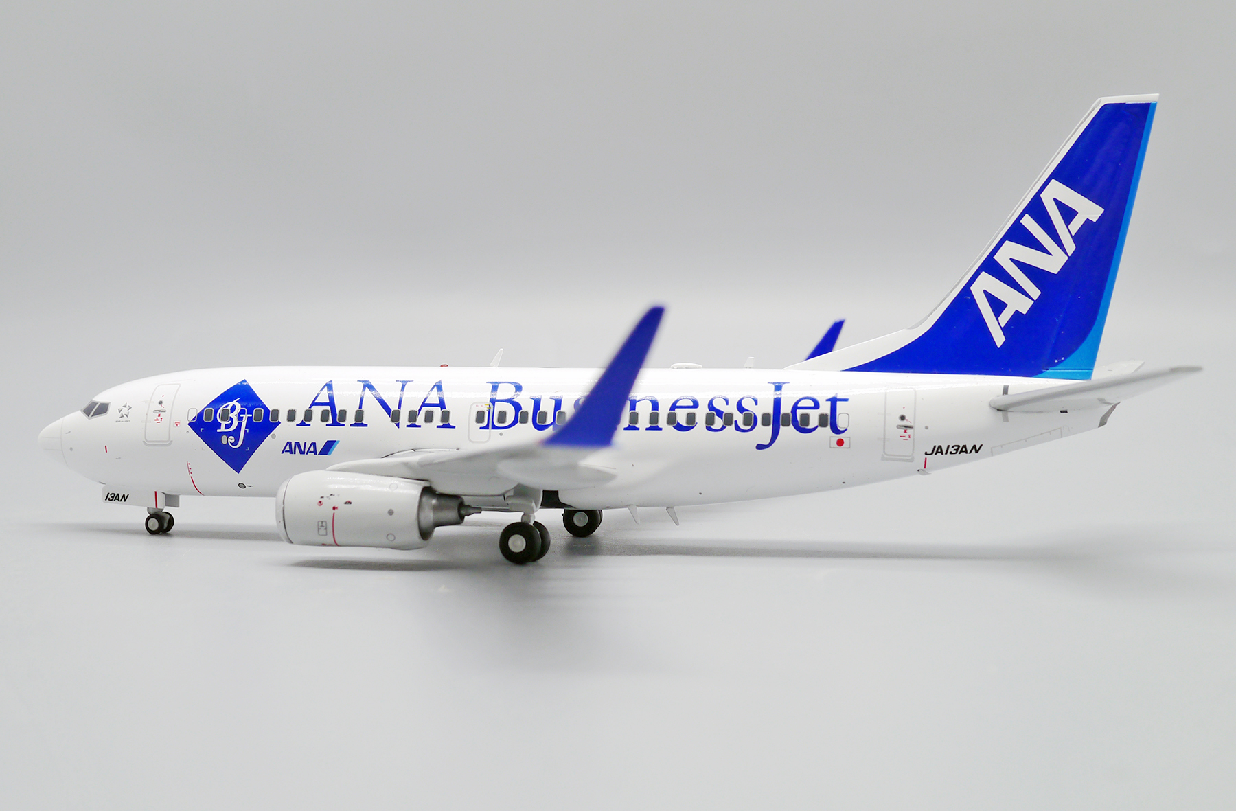 ScaleModelStore.com :: JC Wings 1:200 - EW2737004 - ANA - All