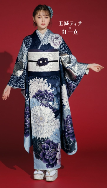 玉城ティナ × 紅一点の振袖-紺|成人記念の新作振袖ご紹介