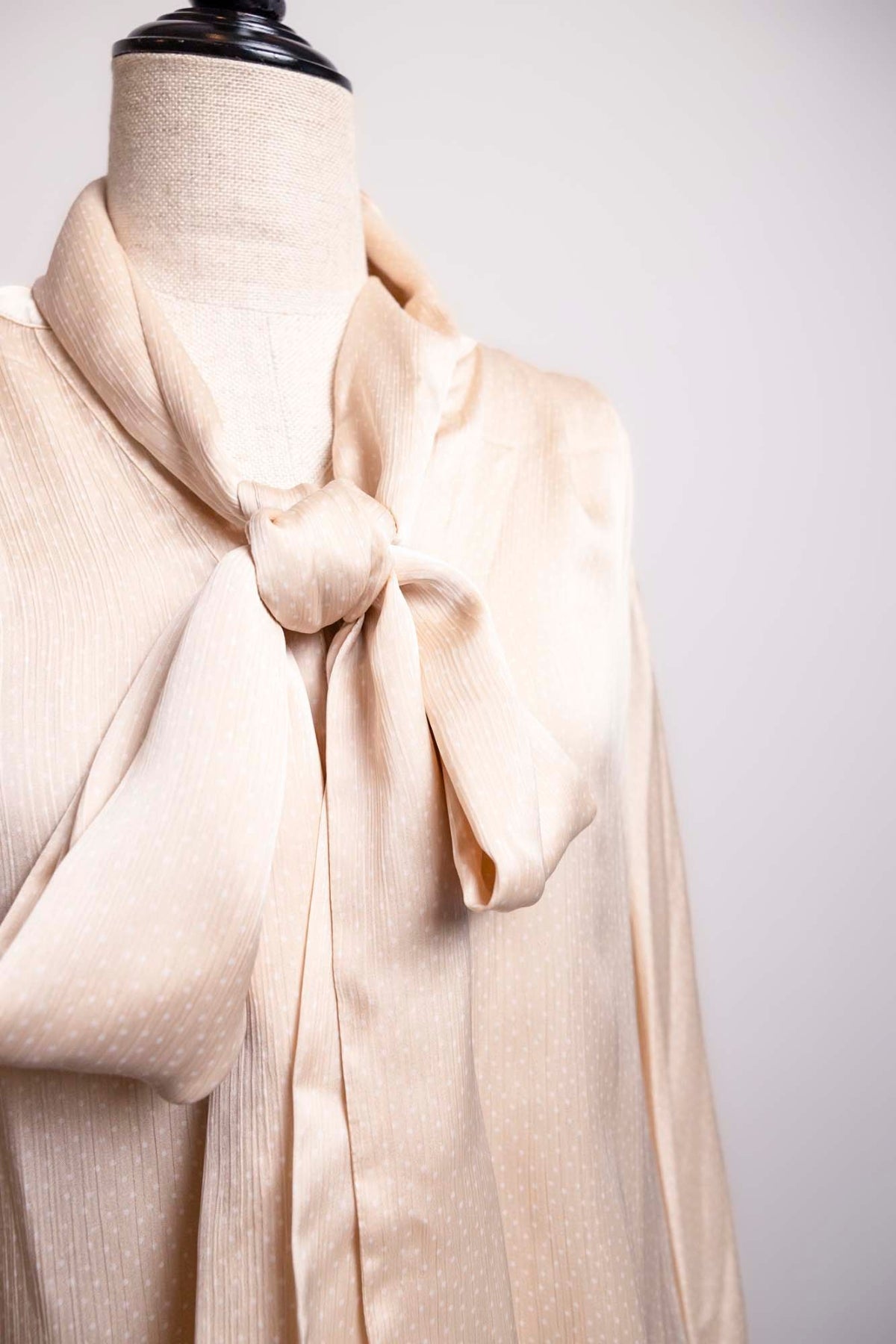 Dot volume bowtie blouse – shéller / シェリエ