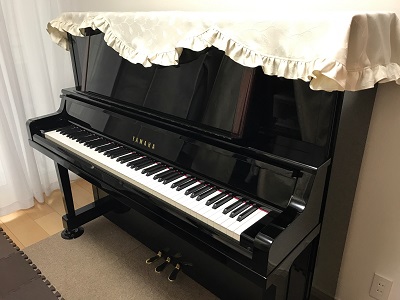 ピアノ御納品14】ヤマハ YU50 ーベランダの柵越えーアップライトピアノ