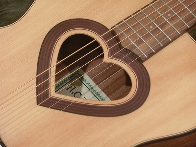 ハートがかわいい！ZEMAITIS(ゼマイティス)からミニアコギが出ました