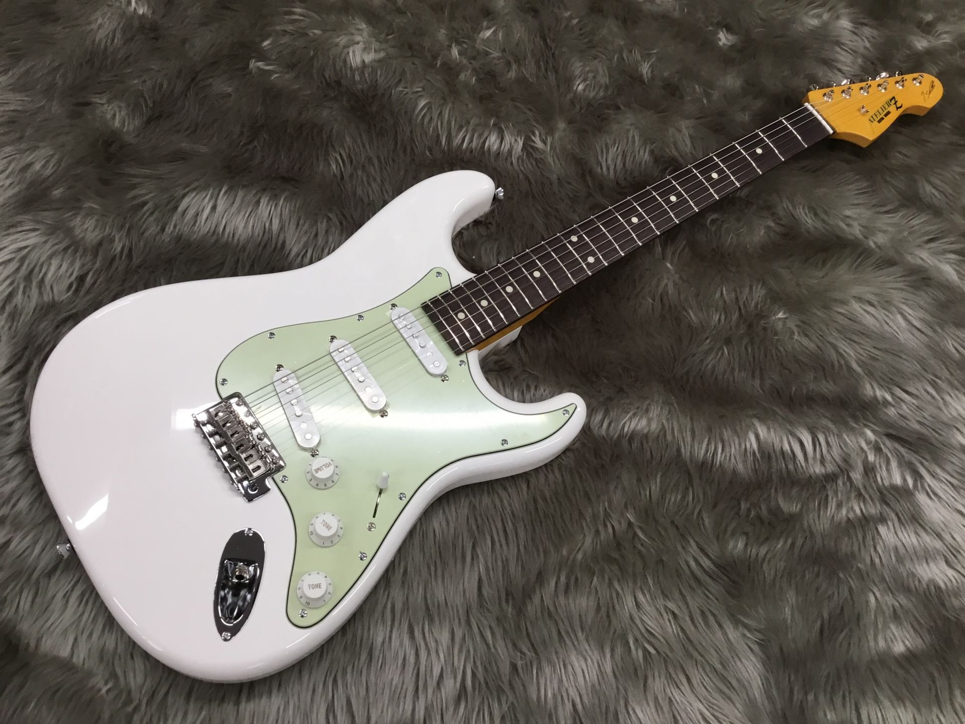 大人気バンドUNISON SQUARE GARDEN サイン入りモデル”L.E.S. Ⅱ入荷