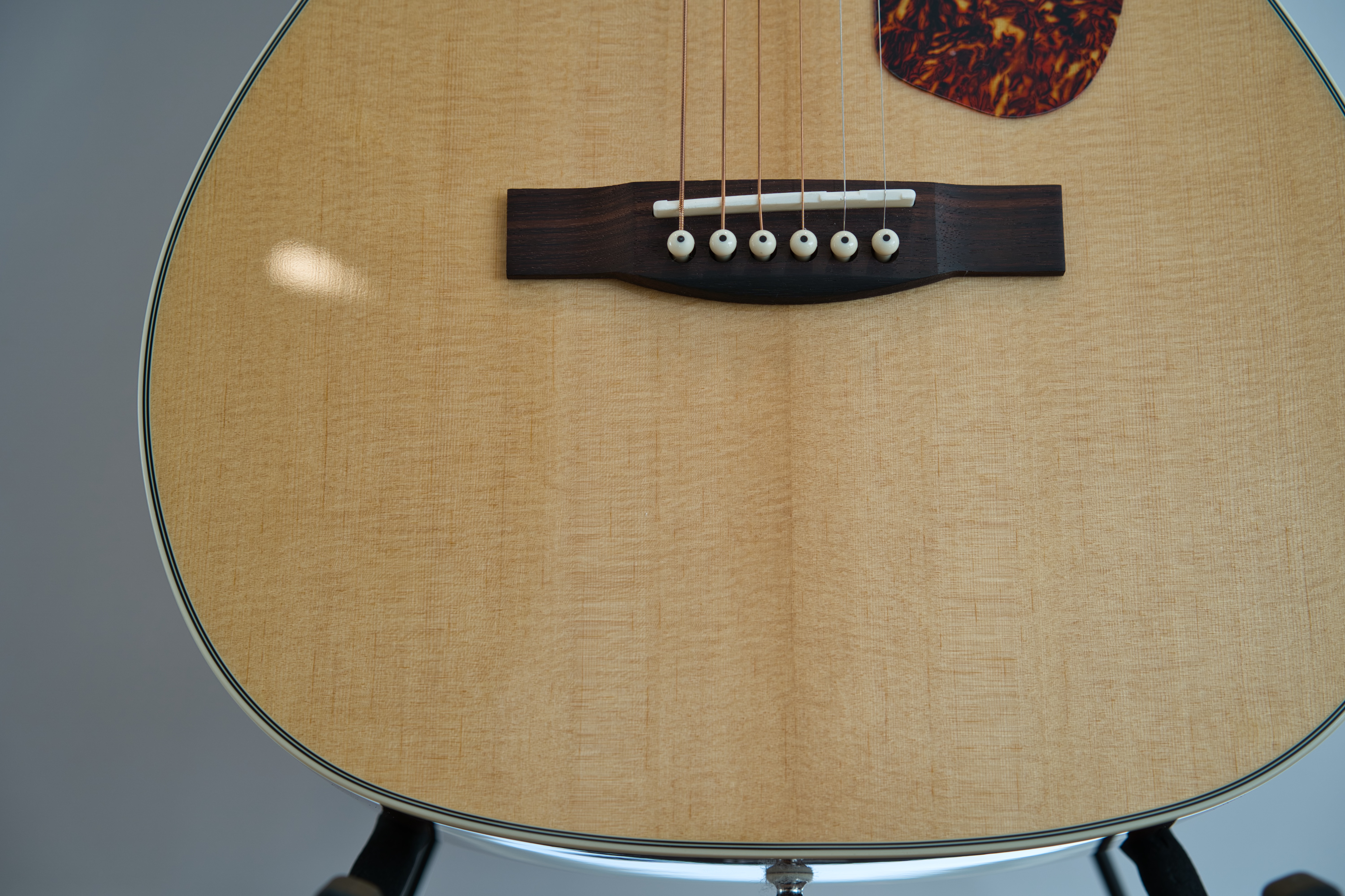 新品入荷】小ぶりなボディの弾きやすさ、見合わぬ響きの良さ、GUILD