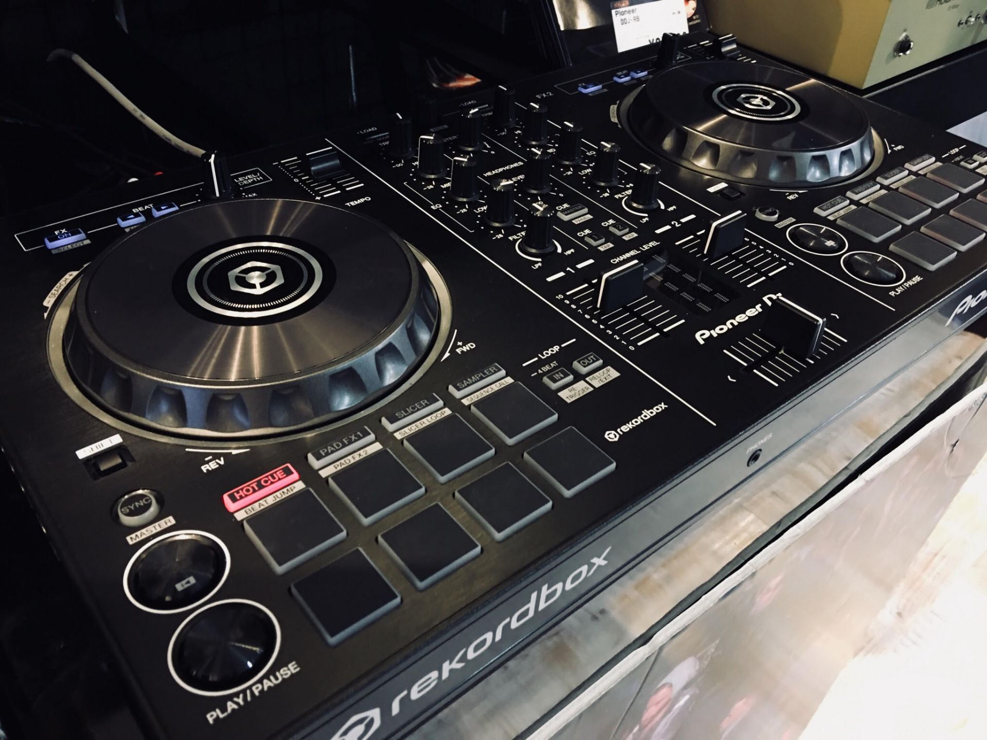 ついに発売！RolandのDJコントローラーはパイオニアと何が違う