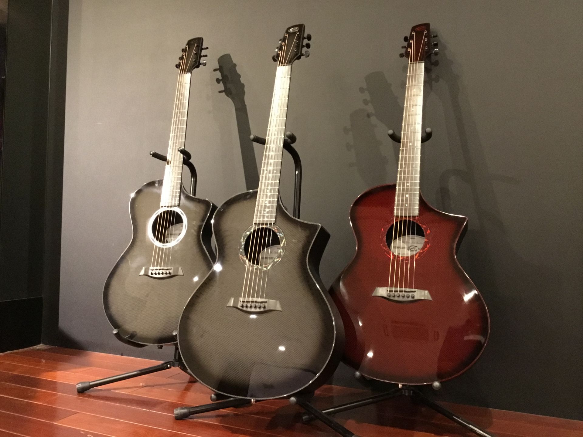 日本初公開モデルも！カーボン製エレアコギター「Composite Acoustics