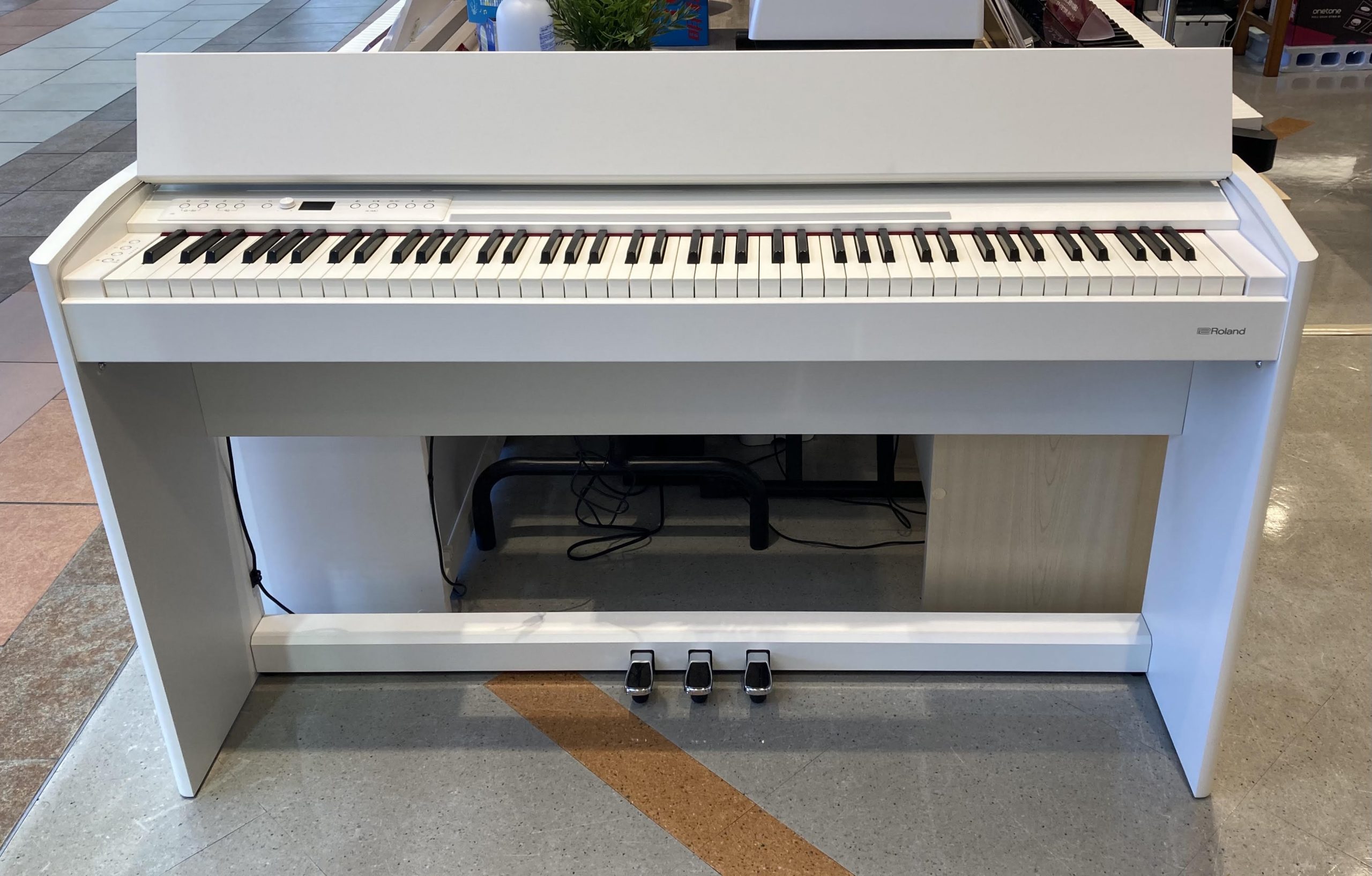ROLANDの新しい電子ピアノ、F701展示開始しました｜島村楽器