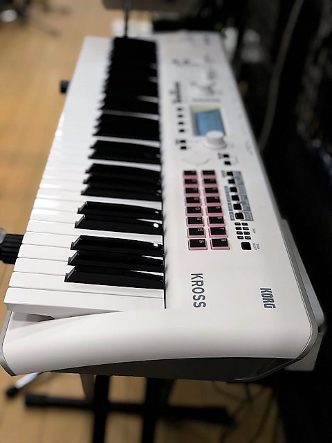 シンセサイザーKORG/KROSS2-61-SCホワイトカラーVer展示しています