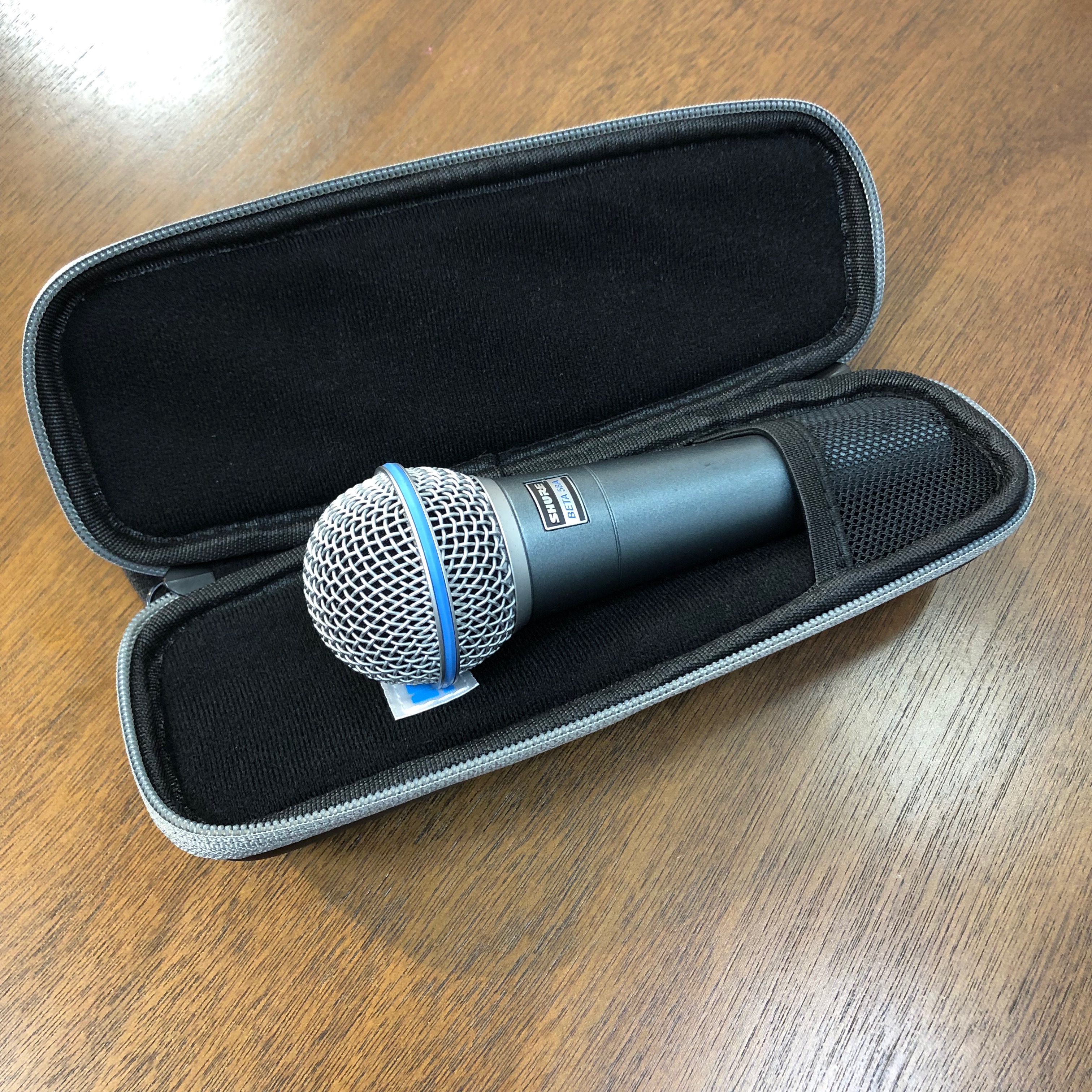大切なマイクの保管・持ち運びにカジュアルなセミハードマイクケース