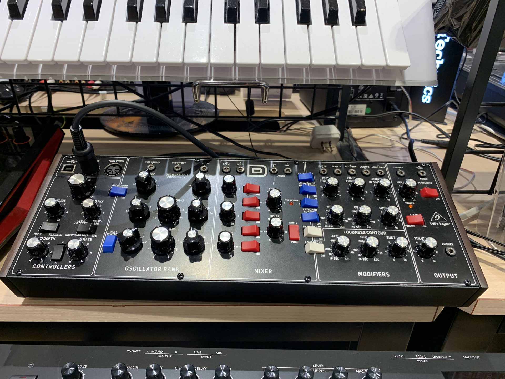 入荷】アナログシンセを始めたい方におすすめ！BEHRINGER MODEL D