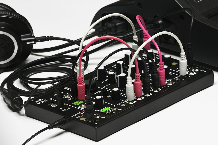 源を入れればすぐに本格的なモジュラーシンセシスが楽しめる、小型セミ