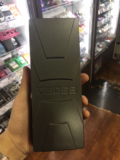 コンパクトだけど本格的なサウンド！BOSSのワウペダルPW-3が入荷