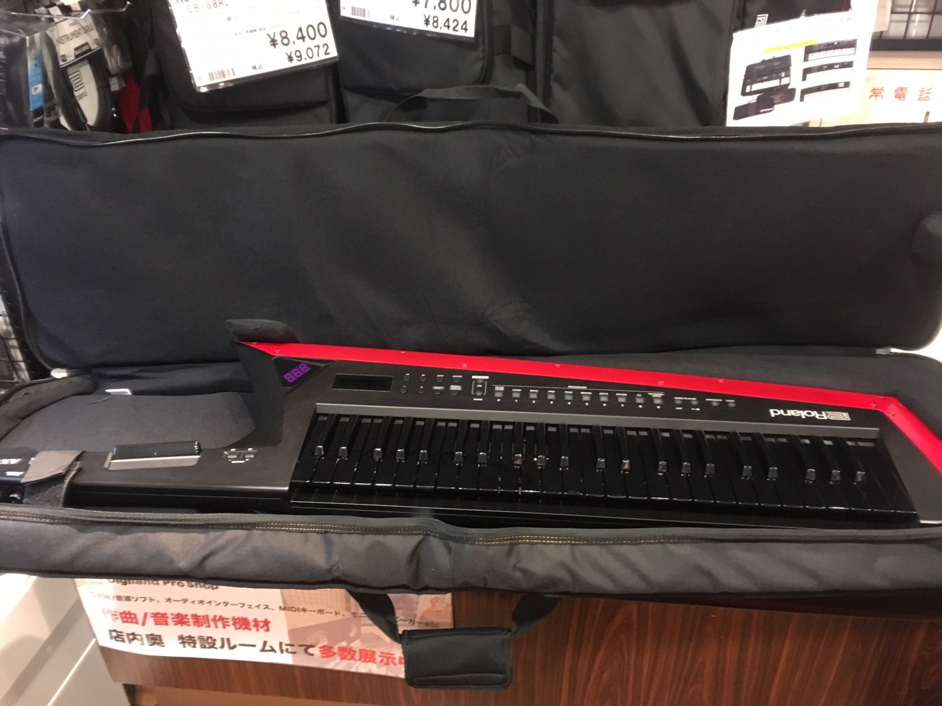 Rolandの新世代のショルダーキーボード(Keytar)AX-EDGE展示中！！専用