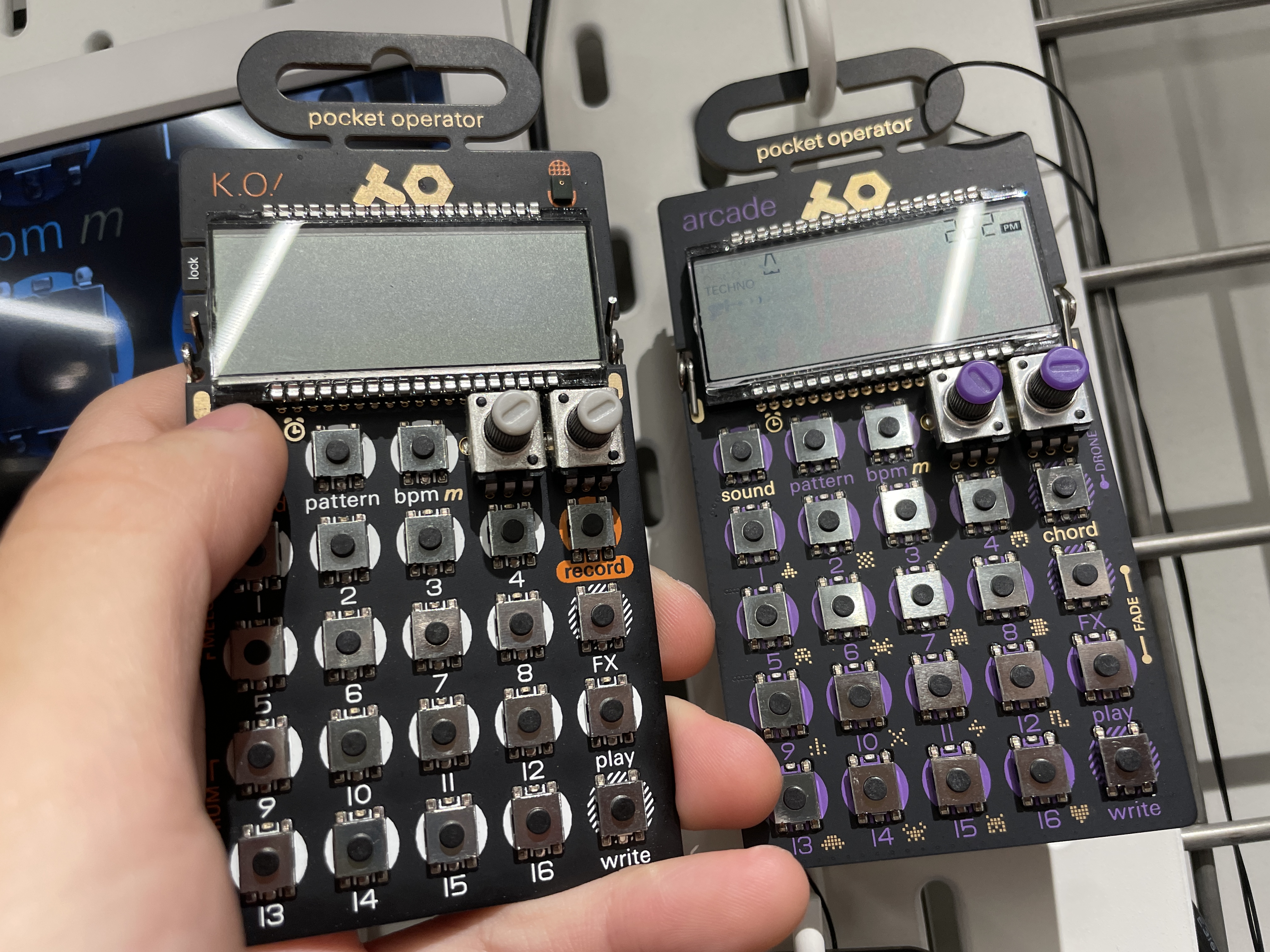 手のひらサイズの本格シンセサイザーTeenage Engineering Pocket