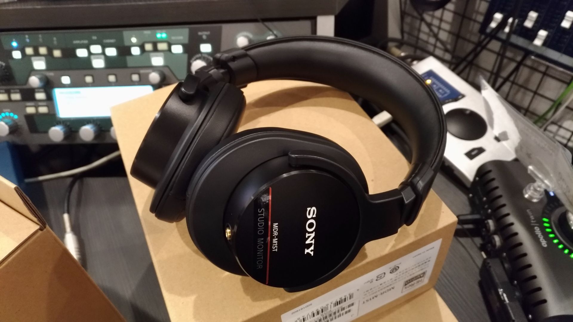 SONYが満を持して放つ新世代のモニターヘッドホン『MDR-M1ST』入荷しま