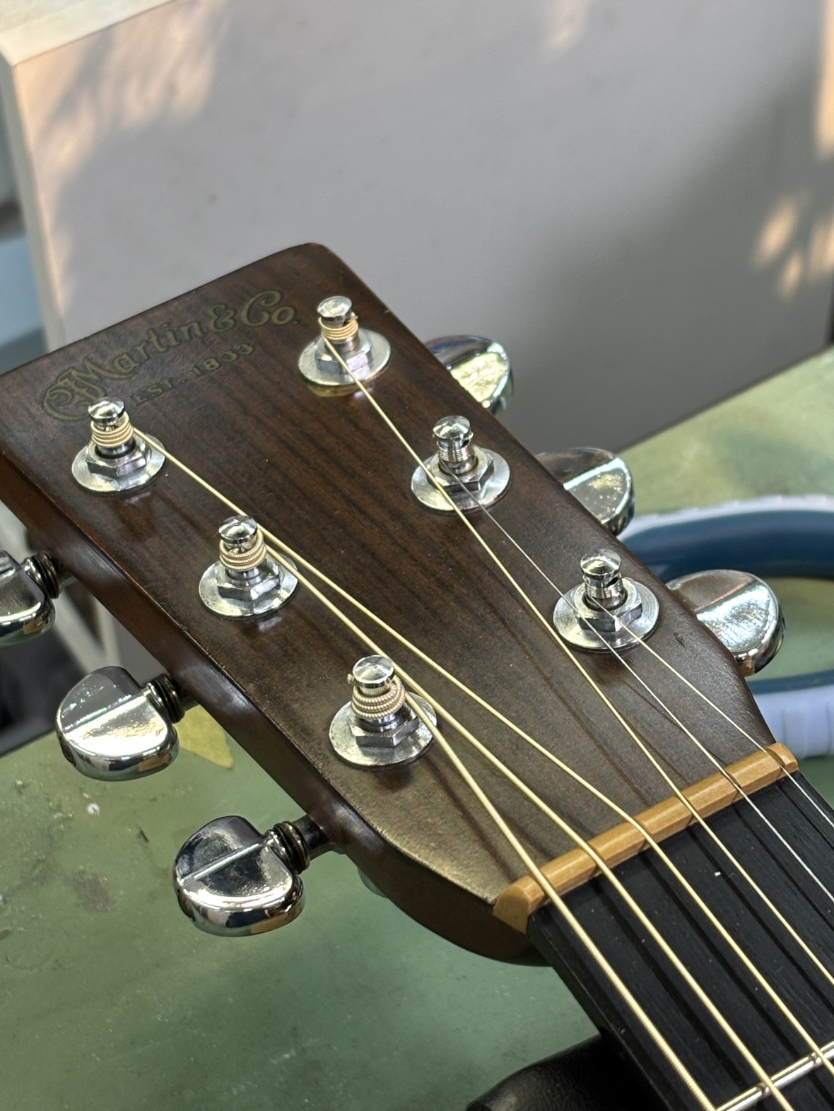 リペアマン直伝‼】アコギ弦交換マニュアル!!｜島村楽器 名古屋ギター