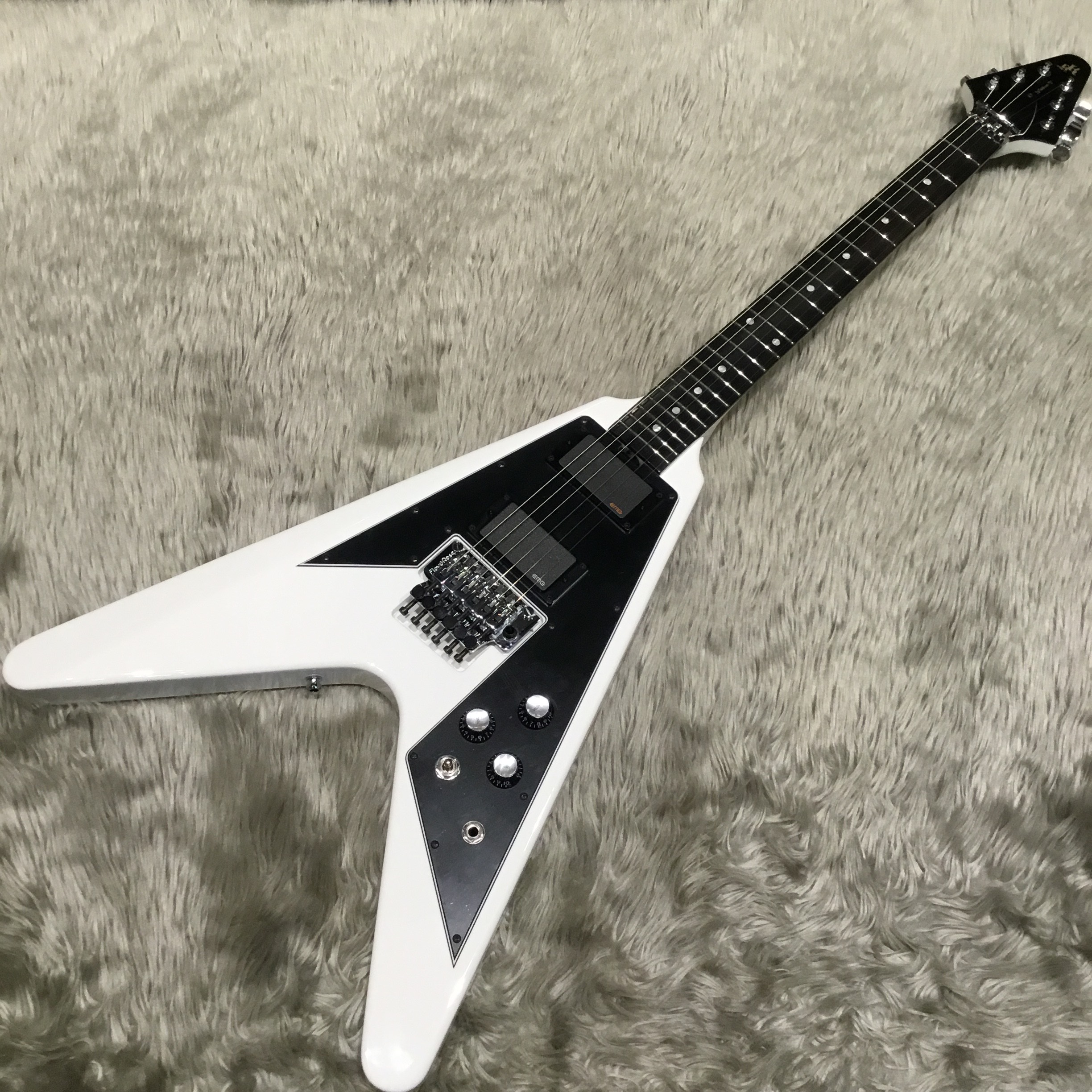 新入荷情報】KillerのVシェイプ エレキギター「KG-WISHBONE-V」入荷