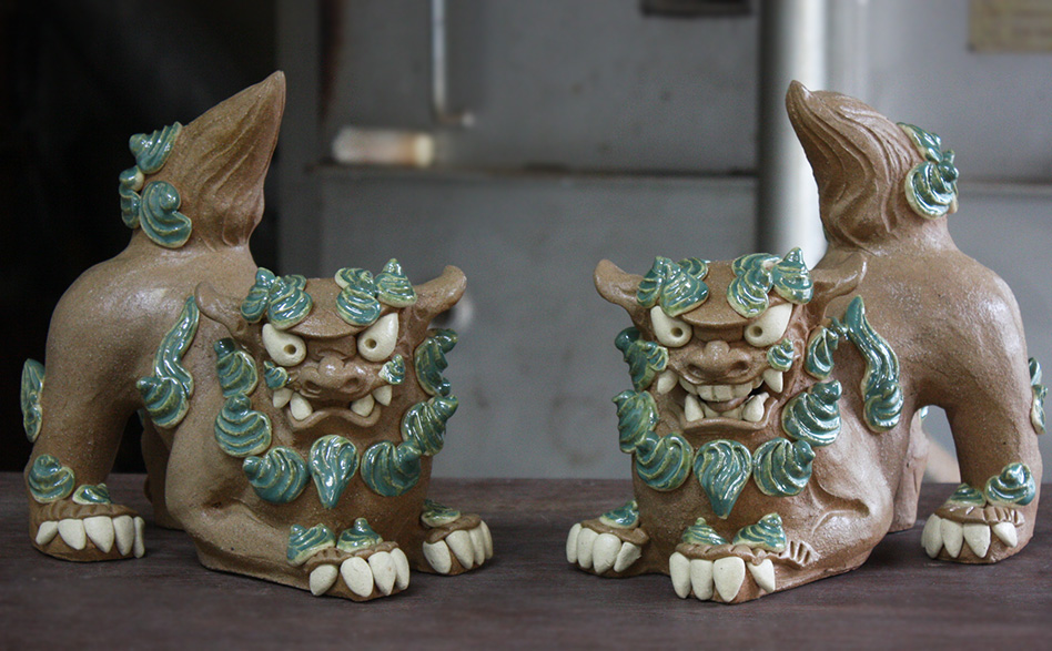 珊瑚シーサー斜め伏せ横 H25 作宮城勝人