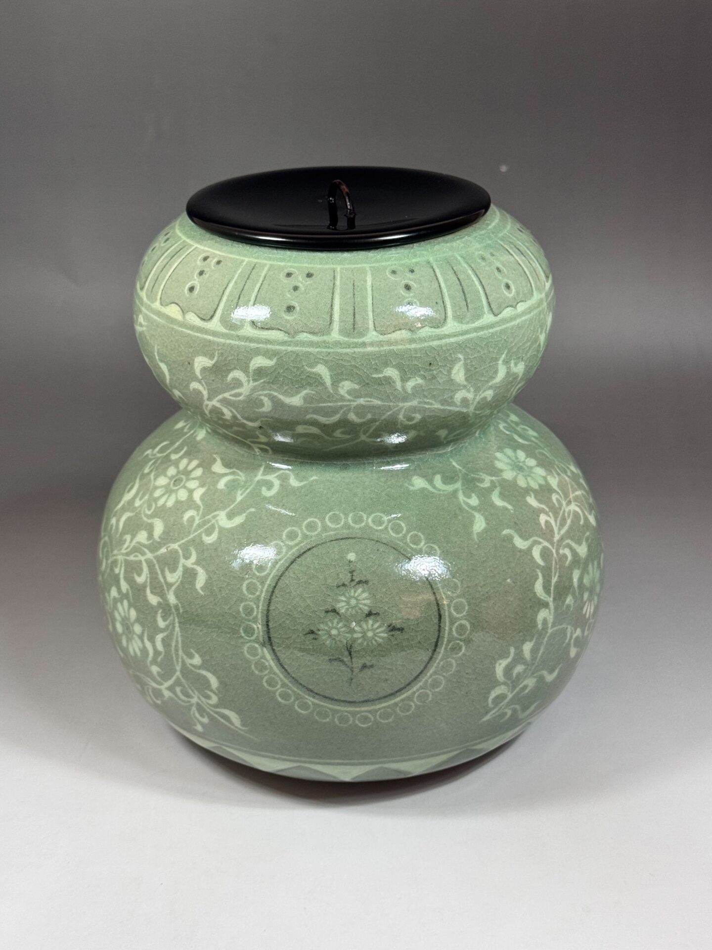 韓国 人間文化財 柳海剛 柳根瀅「高麗青磁 花象嵌」、赫山「青華白磁