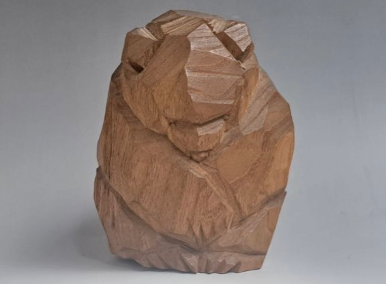 柴崎重行 号「志」 木彫り熊（座熊） | 新栄堂