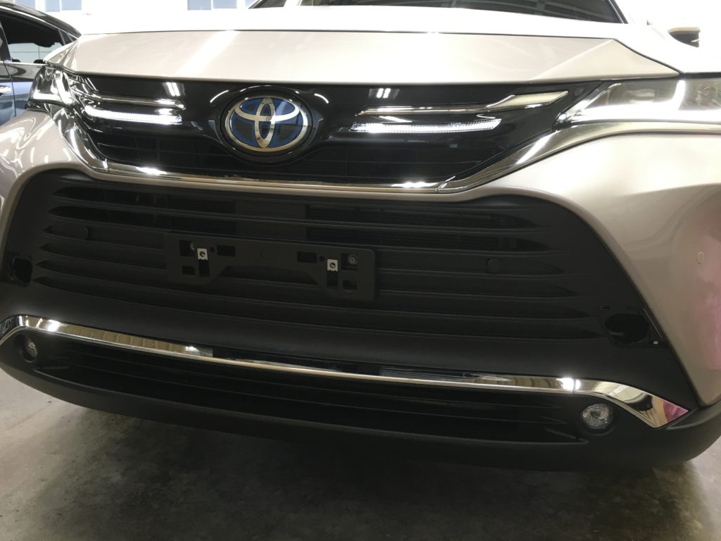 新型ハリアーにシグネチャーイルミグリルのお取付です(゜゜) | 自動車