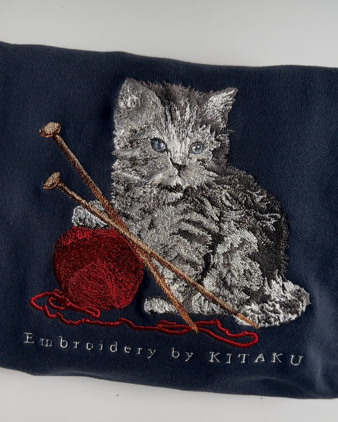 新作】猫と毛糸 – 北区の刺しゅう屋