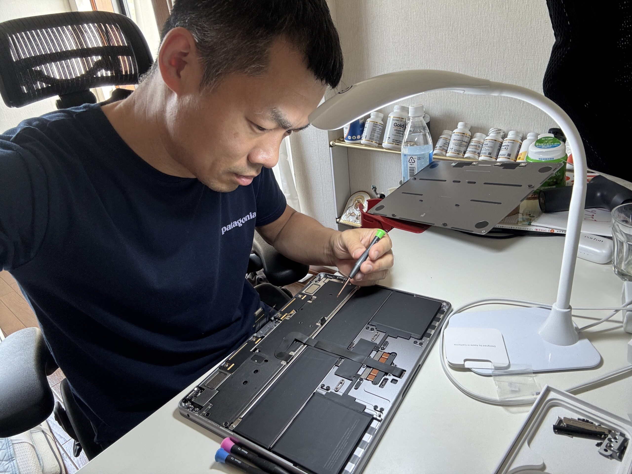 M2 Macbook Air 自力で割れた液晶画面を交換してみた【小さな新しい