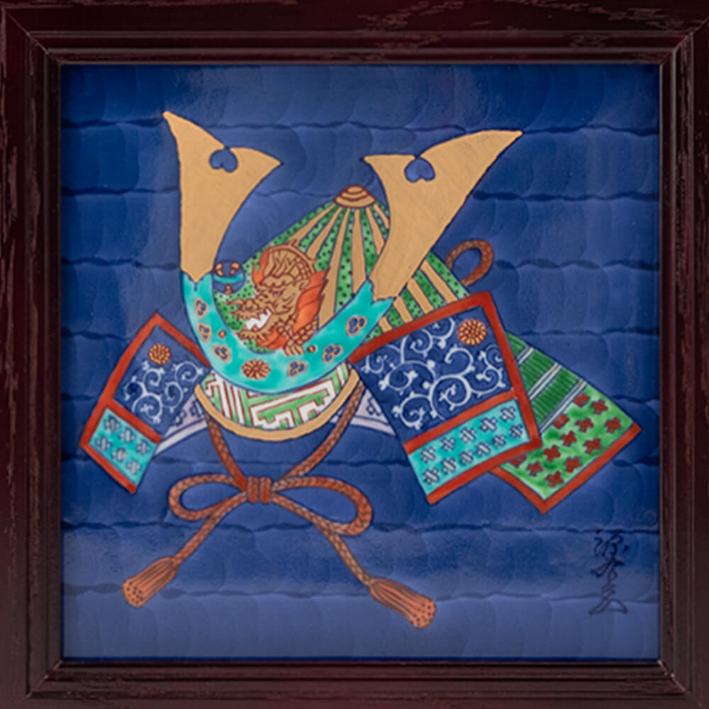 染錦兜絵 陶額（大） ｜ 有田焼の源右衛門窯公式オンラインショップ