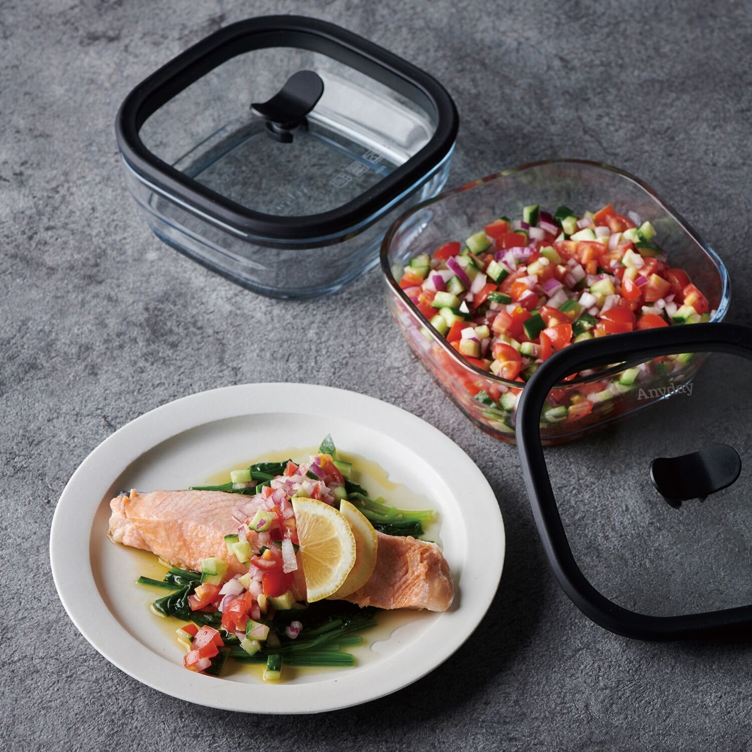 スクエアサイズ＆ 透明ガラス初採用で 電子レンジのパワーを 最大限