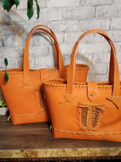 レザートートのご紹介 久保田スラッガーのグラブは、本格湯もみ型付け