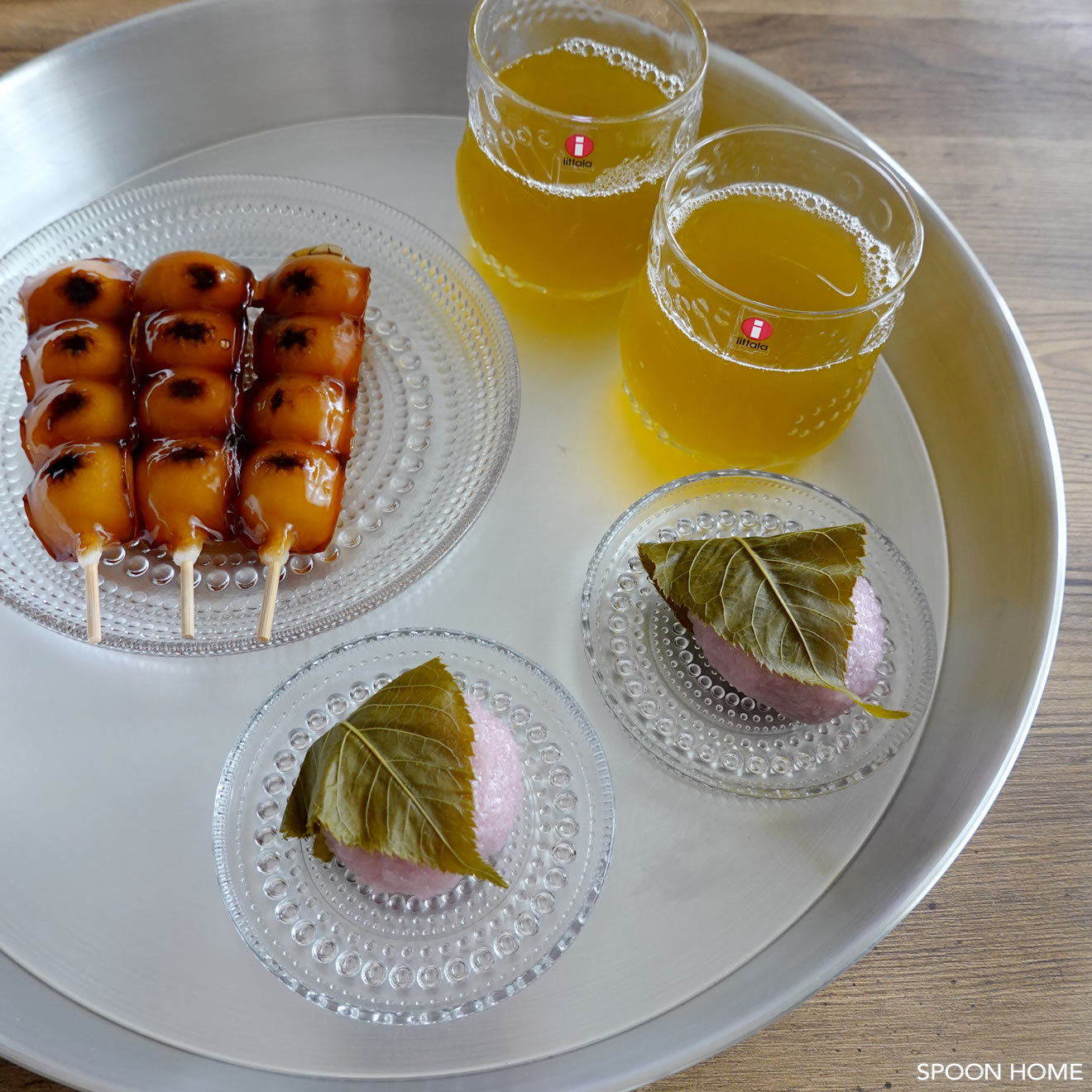 東屋のアルミお盆「タンカー2」の使用例。食器の水切りや持ち運びに