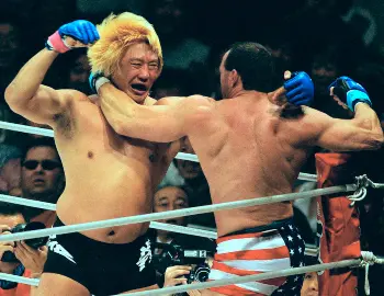 2002年6月23日の「PRIDE21」でドン・フライ（右）と壮絶な殴り合いを