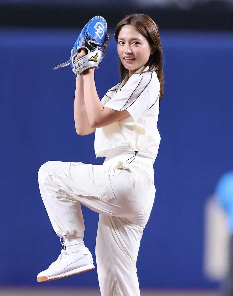 記事全文】川口春奈 始球式にサプライズ登場！ワンバウンド投球も笑顔