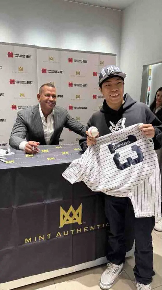 日本でサイン会を開いたアレックス・ロドリゲス氏（左、トレーディング