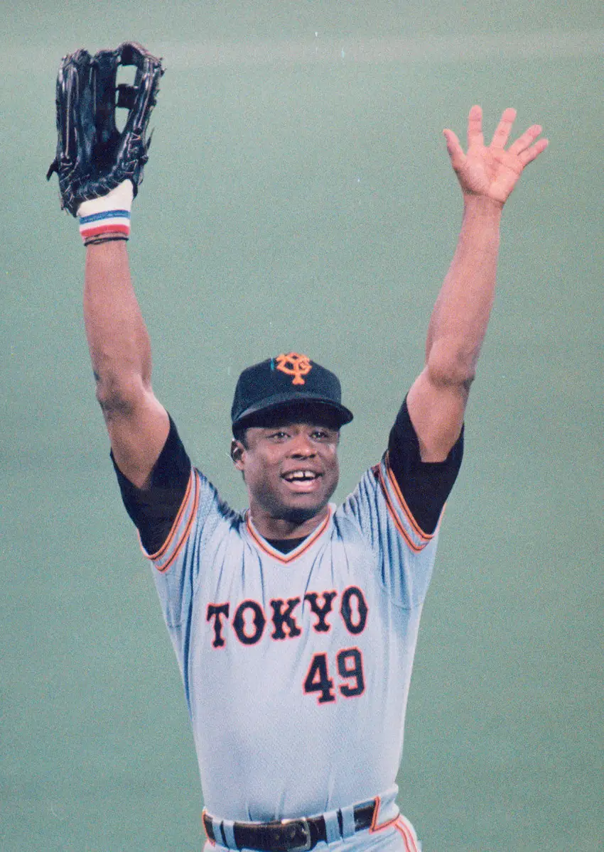 1989年、スタンドに向かって得意のバンザイポーズを決める巨人