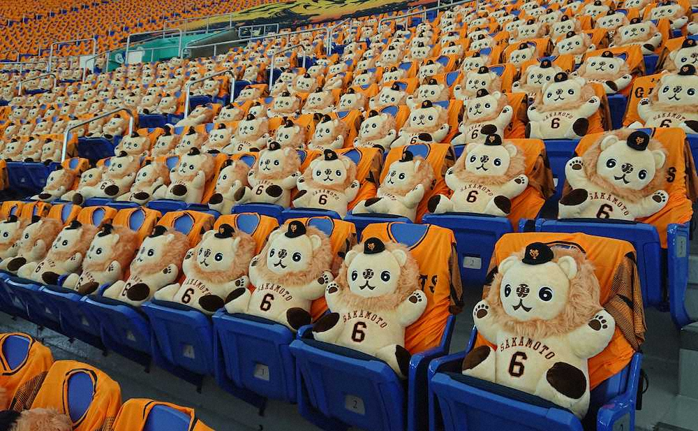 壮観！東京ドームスタンドにライオンハヤト2000体 坂本2000安打へ