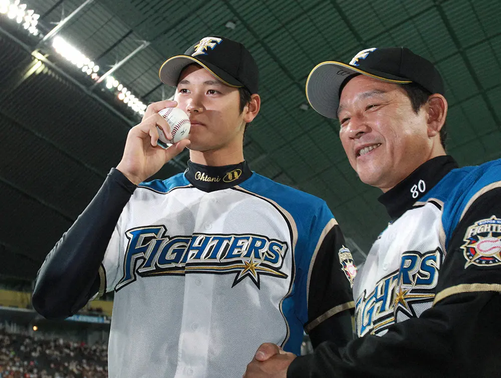 13年、日本ハムでプロ初勝利を挙げた大谷（左）を祝福する栗山監督